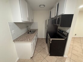 15525 Nordhoff St in Los Angeles, CA - Building Photo