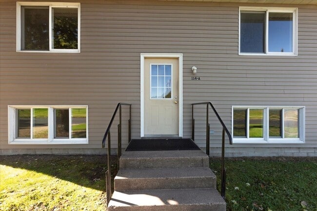 114 17th Ave E in Menomonie, WI - Building Photo - Building Photo