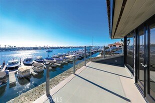 2636 Bayshore Dr in Newport Beach, CA - Building Photo