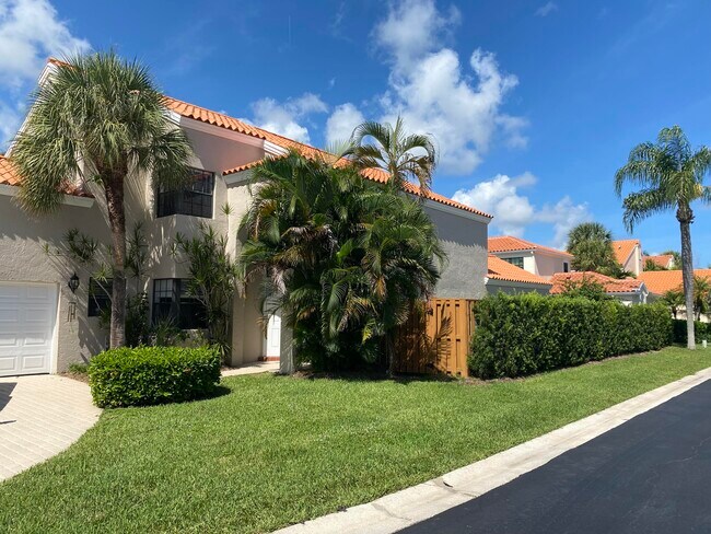 2579 La Lique Cir in West Palm Beach, FL - Building Photo - Building Photo