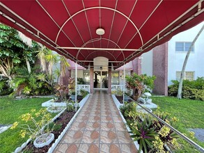 2061 NW 47th Ter, Unit LAUDERHILL in Lauderhill, FL - Foto de edificio - Building Photo