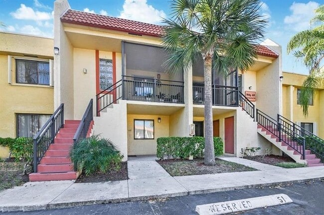 412 Lakeview Dr in Weston, FL - Building Photo - Building Photo