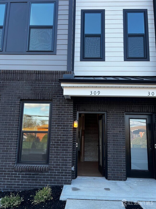 309 Lyla Ln in New Brunswick, NJ - Building Photo - Building Photo