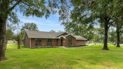 10 Autumn Oaks Dr in Baytown, TX - Building Photo - Building Photo