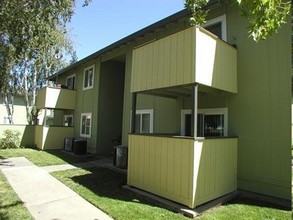 Lotus Landing Apartments in Sacramento, CA - Building Photo - Building Photo