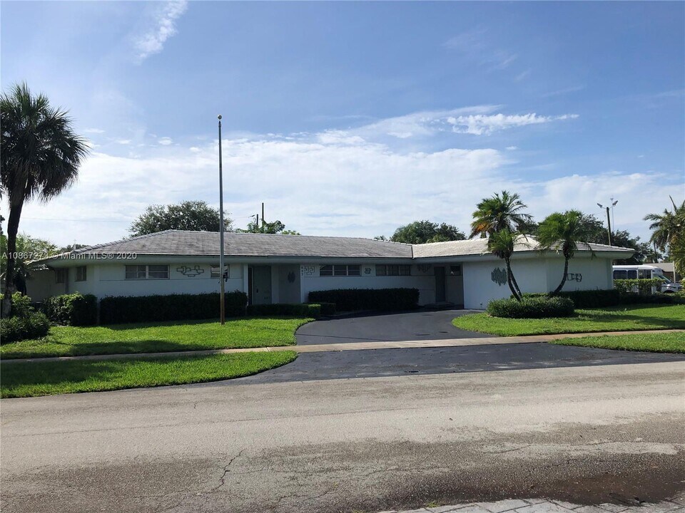 437 N Luna Ct in Hollywood, FL - Building Photo