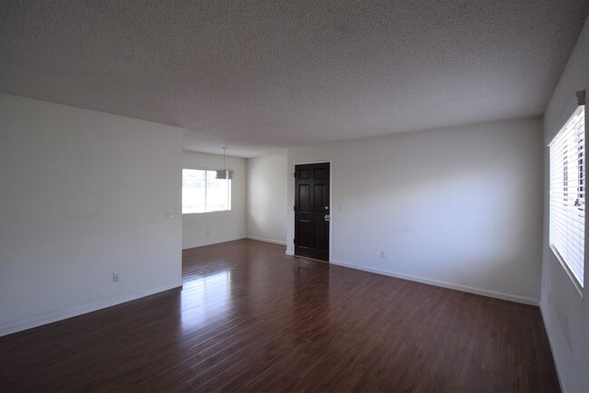 12338 Oxnard St, Unit 205 in Los Angeles, CA - Building Photo - Building Photo