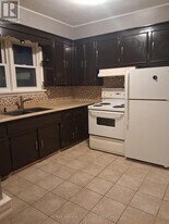 5004 St Clair Ave in Niagara Falls, ON - Building Photo