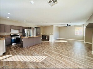 773 Valley Rise Dr in Henderson, NV - Building Photo - Building Photo