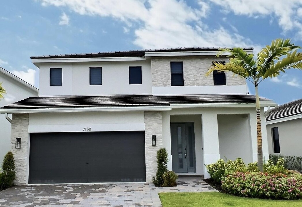 7158 Rockwood Rd in Jupiter, FL - Building Photo