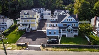 75 Strickland Rd in Greenwich, CT - Building Photo
