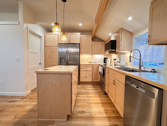 533 1/2 E 5th St in Port Angeles, WA - Foto de edificio - Building Photo