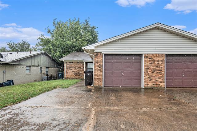 6817 W Cleburne Rd in Fort Worth, TX - Building Photo - Building Photo