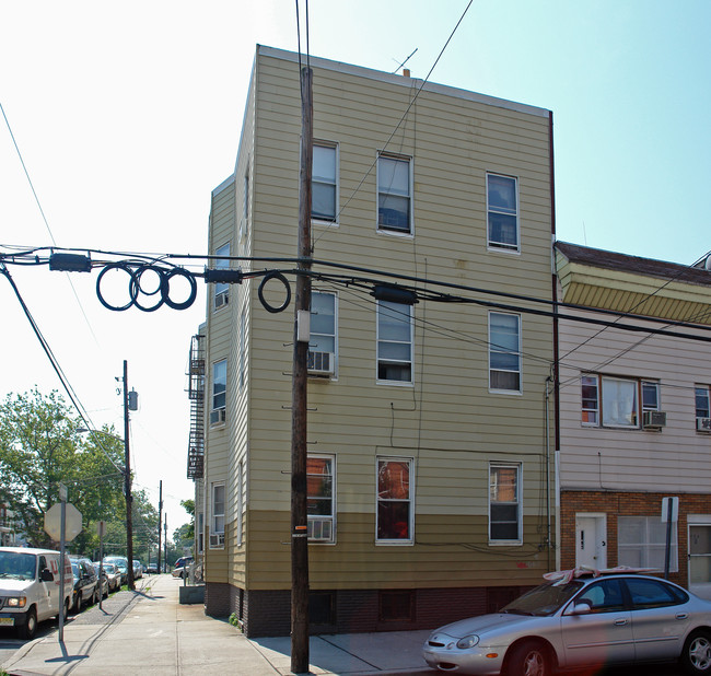 51 Irving St in Jersey City, NJ - Building Photo - Building Photo