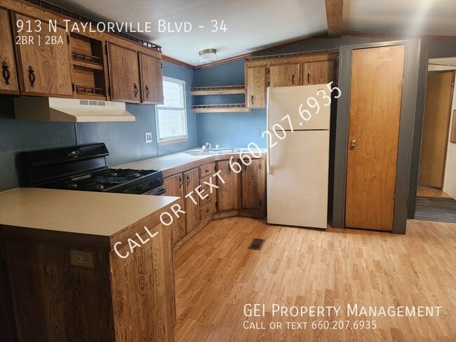 property at 913 N Taylorville Blvd