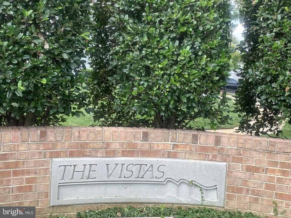 14044 Vista Dr in Laurel, MD - Foto de edificio