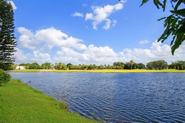 524 Village Lake Dr in Weston, FL - Building Photo - Building Photo