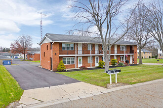 121 Chapel Ridge St in Louisville, OH - Building Photo - Building Photo