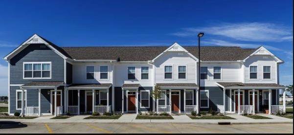 Plowfield Square in Lincoln, IL - Foto de edificio