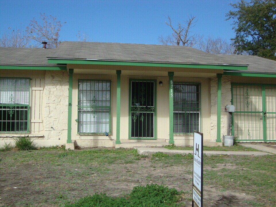 8715 Yellow Knife St in San Antonio, TX - Building Photo