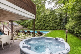 21 Hillside Dr W in Sag Harbor, NY - Building Photo - Building Photo