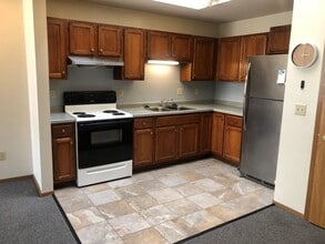 103 High Ave, Unit Apartment A in Oshkosh, WI - Building Photo - Building Photo