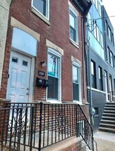 2217 Reed St in Philadelphia, PA - Foto de edificio - Building Photo