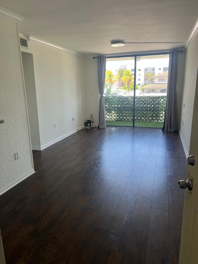 8145 NW 7th St in Miami, FL - Building Photo - Building Photo