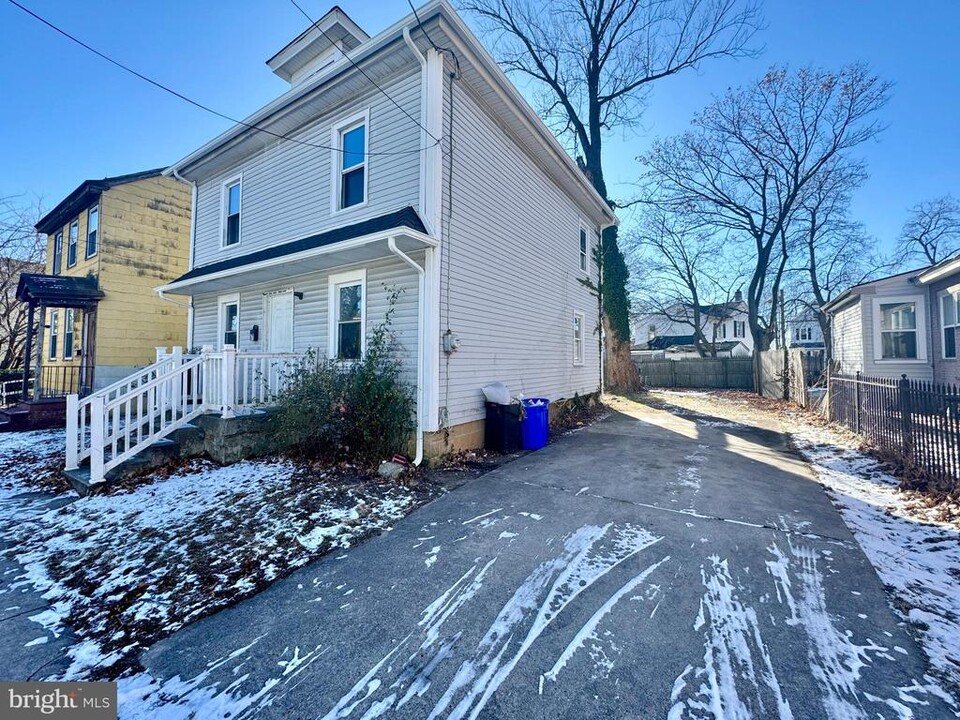 67 E Barber Ave in Woodbury, NJ - Foto de edificio