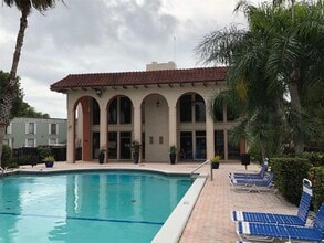 10790 N Kendall Dr in Miami, FL - Building Photo - Building Photo