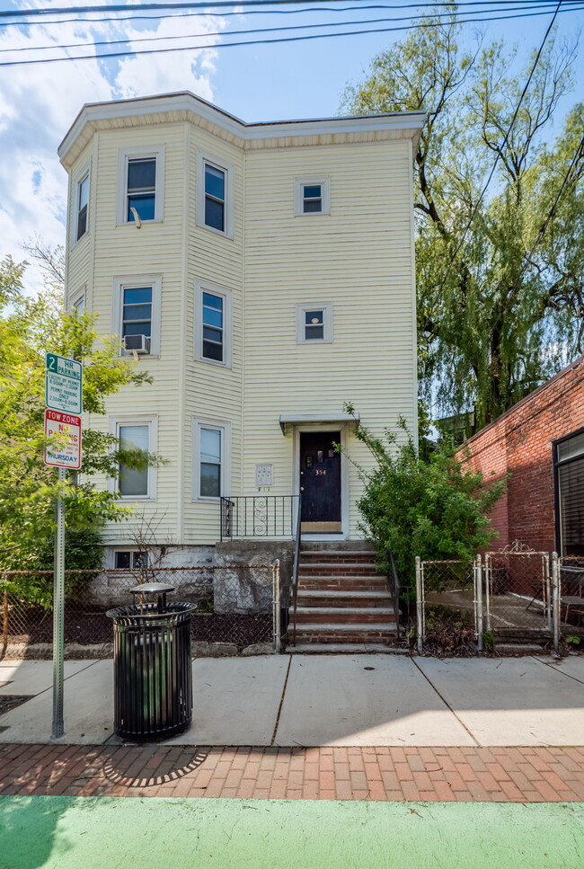 354 Beacon St, Unit 1 in Somerville, MA - Foto de edificio - Building Photo