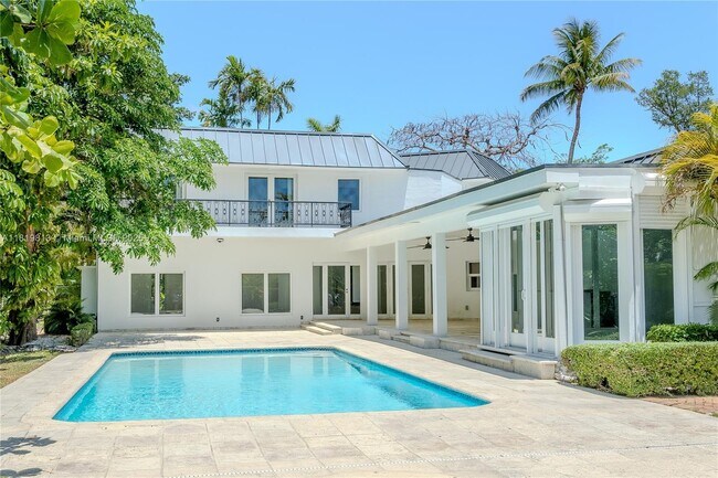 6540 SW 135th Terrace in Pinecrest, FL - Foto de edificio - Building Photo
