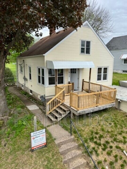 915 Pleasant St in Dubuque, IA - Building Photo