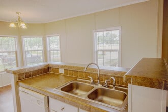 9289 E River Dr in Navarre, FL - Foto de edificio - Building Photo