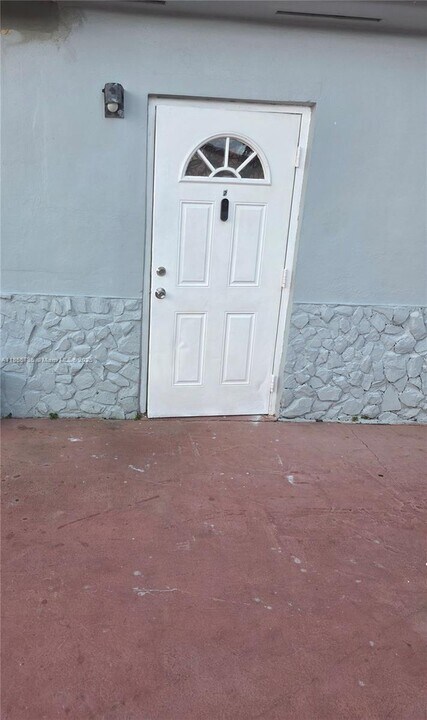 359 W 12th St in Hialeah, FL - Building Photo