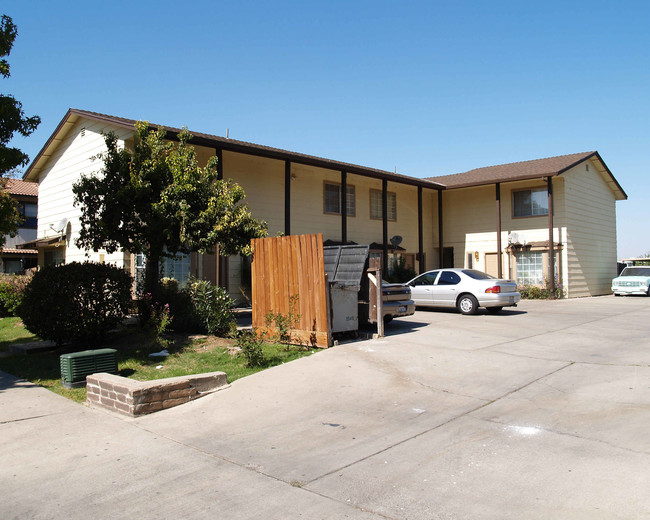 1953 Shadowbrook Dr in Merced, CA - Foto de edificio - Building Photo