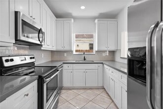 2870 SW 21st St in Miami, FL - Foto de edificio - Building Photo