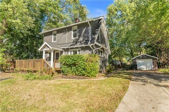 671 Springdale St in Akron, OH - Foto de edificio - Building Photo