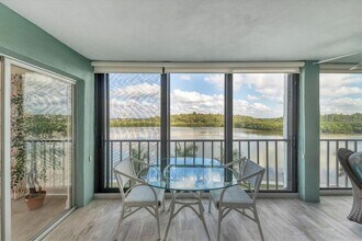 9397 Midnight Pass Rd in Sarasota, FL - Foto de edificio - Building Photo