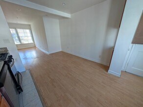 1051 S Wooster St, Unit 7 in Los Angeles, CA - Building Photo - Building Photo