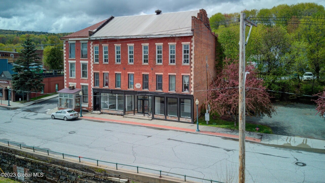 86-88 Main St in Whitehall, NY - Building Photo