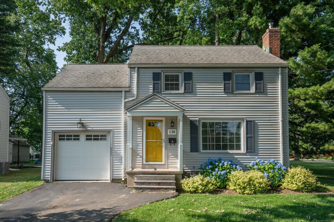 130 Hampton Ave in West Hartford, CT - Building Photo
