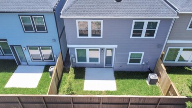 2721 Brown Lk St in Houston, TX - Building Photo - Building Photo