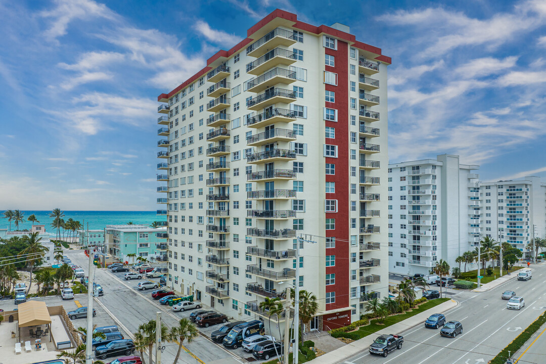 Oxford Towers in Hollywood, FL - Building Photo