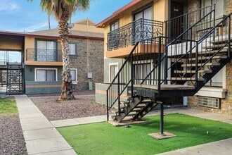 Country Creek Apartments in Glendale, AZ - Building Photo - Building Photo