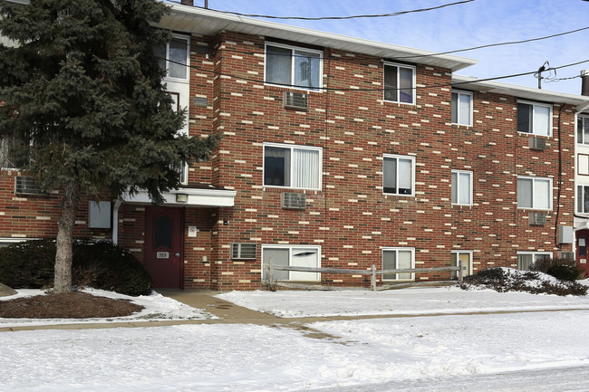 Essex Apartments in Elyria, OH - Building Photo - Building Photo