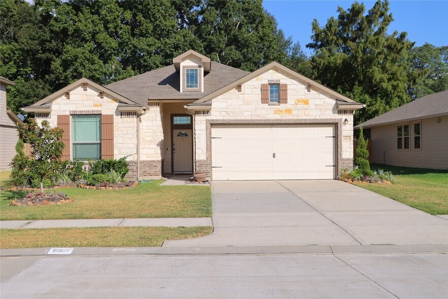 608 Danielle in Dayton, TX - Building Photo