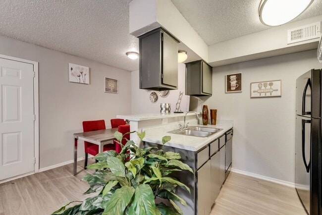 Villa Vista in Dallas, TX - Building Photo - Building Photo