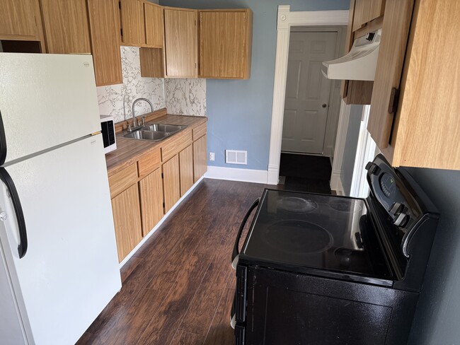 property at 1041 W 2nd St