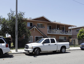 323 N Rose St in Anaheim, CA - Foto de edificio - Building Photo